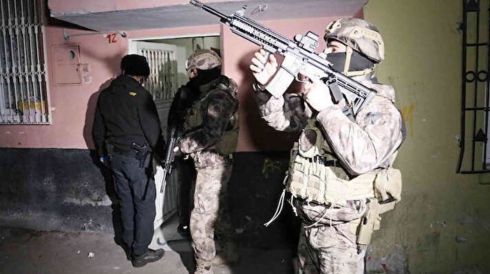 Alınan bilgiye göre, Adana Emniyet Müdürlüğü Terörle Mücadele Müdürlüğü (TEM) ekipleri, Öcalan’ın 15 Şubat 1999’da yakalanmasının yıl dönümünü öncesinde terör örgütü PKK’ya operasyon düzenlendi. 