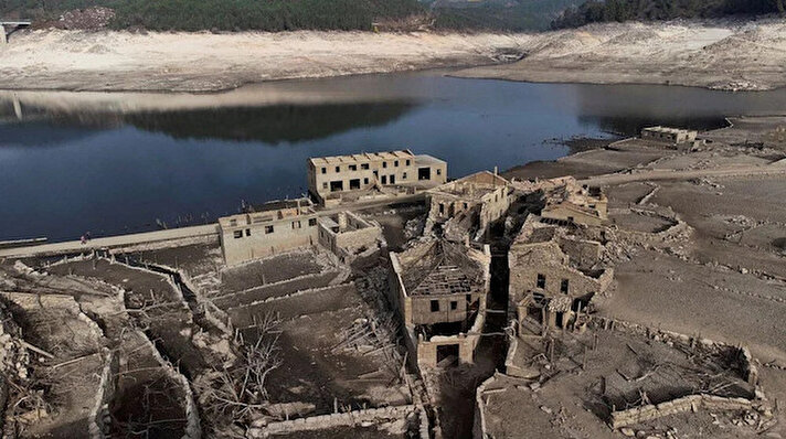 İspanya-Portekiz sınırındaki bir barajı neredeyse yok eden kuraklık nedeniyle hayalet köy, ürkütücü kalıntılarıyla son zamanlarda gündeme oturdu.