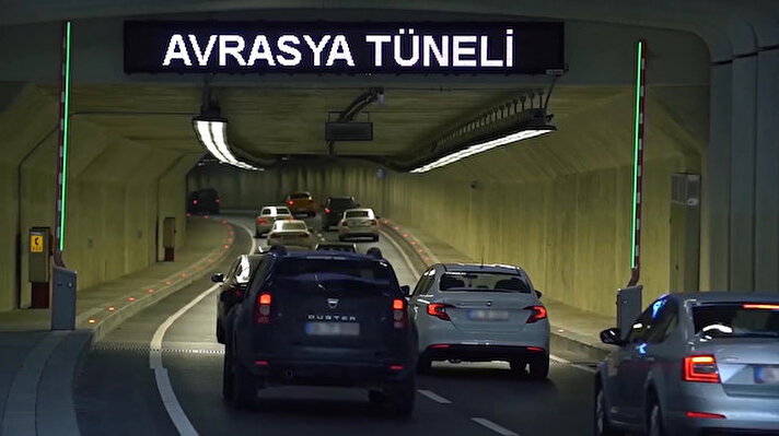 Ulaştırma ve Altyapı Bakanı Adil Karaismailoğlu, Avrasya Tüneli ile ilgili yazılı açıklama yaptı. Avrasya Tüneli'nin bakanlığın mega projeleri arasında yer aldığını belirten Karaismailoğlu, tünelin hem İstanbul trafiğini rahatlattığını hem de ekonomiye katkı sağladığını kaydetti.  <br>