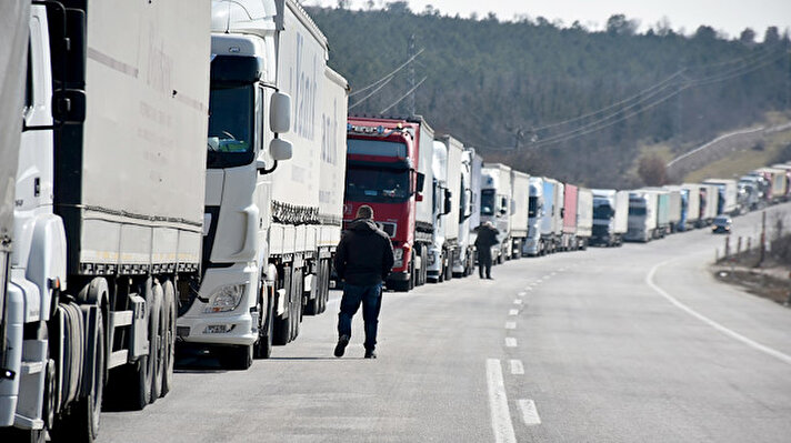 Türkiye'nin çeşitli bölgelerinden aldıkları ihraç ürünlerini Avrupa ülkelerine götüren TIR'lar Edirne'den Bulgaristan'a açılan Hamzabeyli Sınır Kapısı'nda yoğunluk oluşturdu. Hamzabeyli'de TIR kuyruğu 10 kilometreyi bulurken, bazı sürücüler 24 saatten bu yana sırada beklediklerini anlattı.