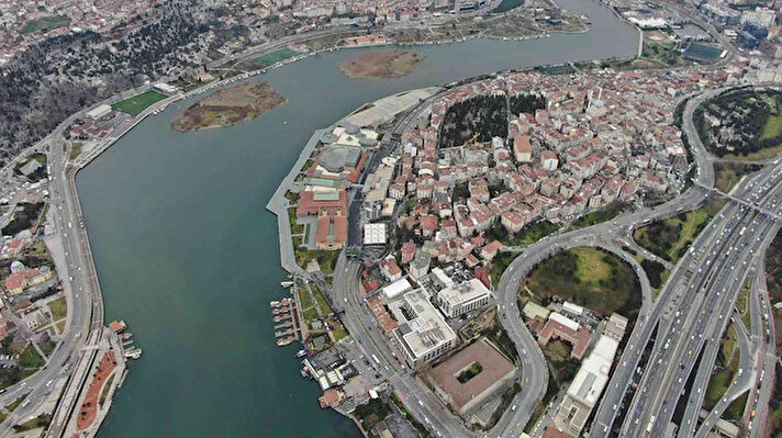 İstanbul Büyüksehir Belediyesi bağlı arıtma tesislerinden Haliç'e koyu renkteki suyun deşarj edilmesi görüntülendi. 