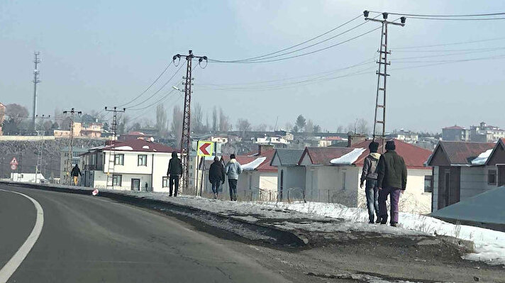 Kars’a düzensiz göçmenlerin giriş yapacağı bilgisini alan polis, Kümbetli köyü ve Paşaçayırı Mahallesi girişinde beklemeye başladı.<br>