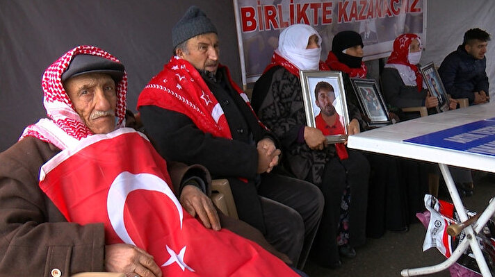 Muş'ta, çocuklarının terör örgütü PKK tarafından dağa kaçırılmasından HDP'yi sorumlu tutan ailelerin eylemi devam ediyor.