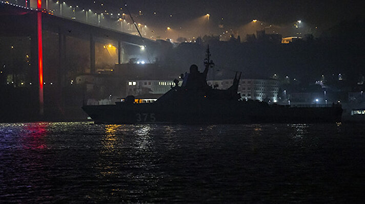 Çanakkale yönünden İstanbul Boğazı’na giren Rusya'nın Karadeniz filosu gemilerinden 104 metre boyundaki 375 borda numaralı "Dmitriy Rogachev" İstanbul Boğazı’ndan geçti.<br><br>Karadeniz yönüne seyrini sürdüren gemiye, boğaz geçişinde Sahil Güvenlik Komutanlığına bağlı unsurlar da eşlik etti.