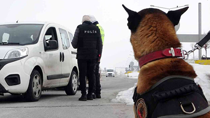 Narkotik Suçlarla Mücadele Şube Müdürlüğü ekiplerince, kontrol noktalarında yapılan aramalarda polislerin en büyük yardımcıları uyuşturucu arama köpekleri ‘Thor’ ve ‘Şimşek’ oluyor. 