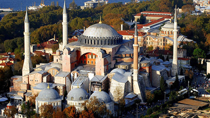 Ayasofya Camii – İstanbul<br><br>Ayasofya'nın kaderi Fatih Sultan Mehmet'in İstanbul'u fethetmesi ile değişti. Ayasofya,<br>fethin en önemli sembolü haline gelmiş ve camiye çevrilmişti. Camiye çevrildikten<br>sonra ilk minare, Fatih döneminde ahşap olarak yarım kubbelerin üzerine yapıldı. 1574<br>yılındaki tamir sırasında bu minare kaldırıldı.<br><br><br>Tuğla minarenin ise Sultan II. Bayezid döneminden kaldığı tahmin edilir. Ayasofya'nın<br>batı tarafında yer alan iki minare, Sultan II. Selim tarafından Mimar Sinan'a sipariş<br>edilmiş; ancak yapılar onun ölümünden sonra Sultan III. Murad'ın saltanatının ilk<br>yıllarında tamamlanmıştı. Ahşap minarenin yerine yapılan minarenin de Mimar<br>Sinan'ın elinden çıktığı tahmin edilir.<br>