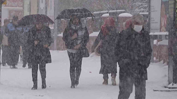 Meteoroloji Genel Müdürlüğünün yayınladığı haftalık hava durumu raporuna göre, İç Anadolu`da ve kıyı kesimlerde cuma gününden itibaren karla karışık yağmur ve sağanak bekleniyor.