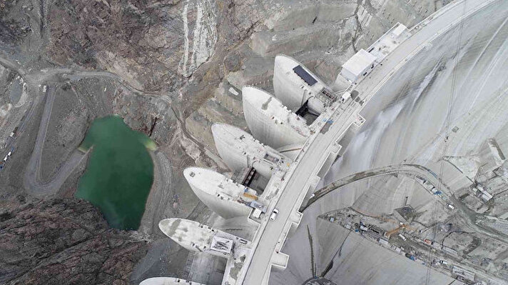 Çoruh Nehri üzerinde, 275 metre gövde yüksekliği ile çift eğrilikli beton kemer kategorisinde Türkiye’nin birinci, dünyanın üçüncü en yüksek barajı olacak Yusufeli Barajı su tutma işlemi için çalışmalar sona gelindi.