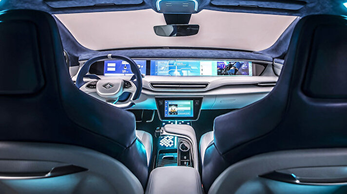2 yıl içinde dünya genelinde 350’nin üstünde elektrikli araç (EV) modeli yollarda olacak. Kıyasıya rekabetin yaşanacağı EV piyasasında, araçları birbirinden ayrıştıracak donanım ve yazılım teknolojileri de tüketici tercihlerinde belirleyici rol oynayacak. 