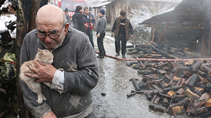 Bolu'nun Mudurnu ilçesine bağlı Ordular köyünde yaşayan Ali Meşe (87), 17 Ocak 2018'de evindeki sobayı benzinle tutuşturmak istemiş, alevlerin birden parlaması üzerine çıkan yangın itfaiye ekiplerince söndürülmüştü.