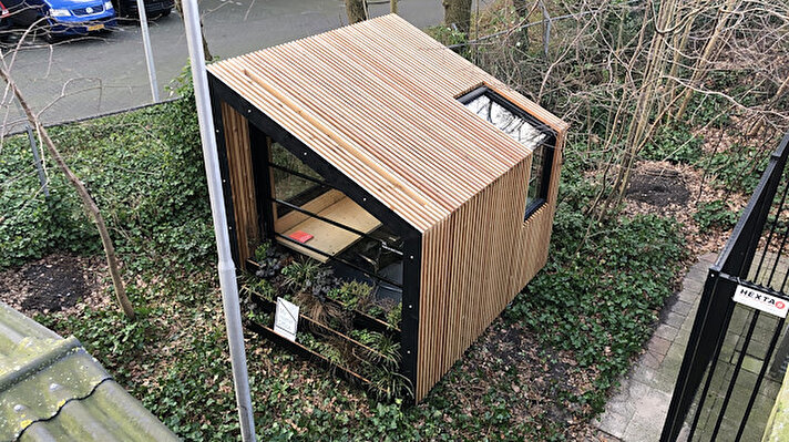 Hollandalı mimarlar Cosmas Bronsgeest ve Bart Berkhout'un tasarladığı mini ev ofisler, ofis düzenini ve sessizliğini ev, bahçe veya çatı ortamında sağlamasıyla öne çıkıyor.<br><br>