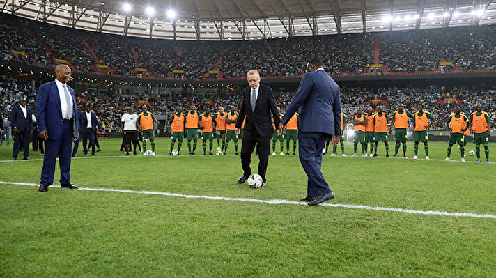 Senegal'de Türk şirketi tarafından inşa edilen 50 bin kişilik Senegal Stadyumu, Türkiye Cumhurbaşkanı Recep Tayyip Erdoğan'ın da katıldığı törenle hizmete açıldı.