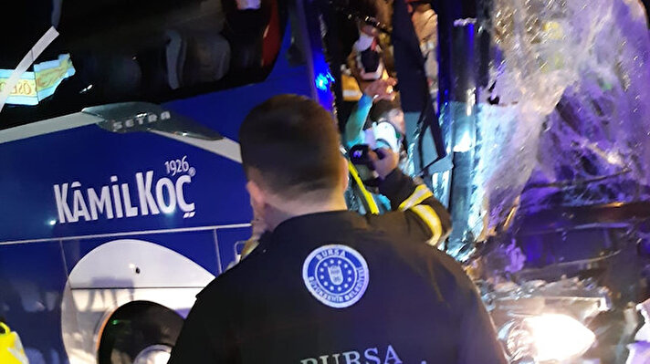 Kaza saat 22.00 sıralarında Bursa-Karacabey yolu 60'ıncı kilometresinde meydana geldi. 