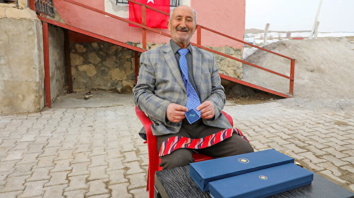 Van'ın Gürpınar ilçesinde kravata olan düşkünlüğüyle tanınan 70 yaşındaki Bedir Akbulut, koleksiyonuna, üzerinde Cumhurbaşkanı Recep Tayyip Erdoğan'ın isminin baş harflerinin bulunduğu kravatı eklemenin sevincini yaşıyor.