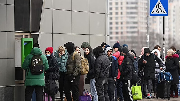 Ukrayna'da panik havası hakim. Halk ATM'lere ve marketlere akın etti.