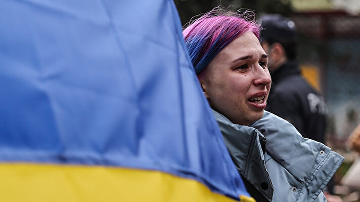 Türkiye'de yaşayan Ukraynalılar ve Kırım Tatarları, Ukrayna'nın Ankara Büyükelçiliği önünde Ukrayna'ya destek eylemi düzenledi.<br><br>Burada toplananlara seslenen Bodnar, Ukrayna'da bir seferberlik söz konusu olduğunu ve ilk korkunun geçtiğini ve karşı koymaların başladığını belirtti.