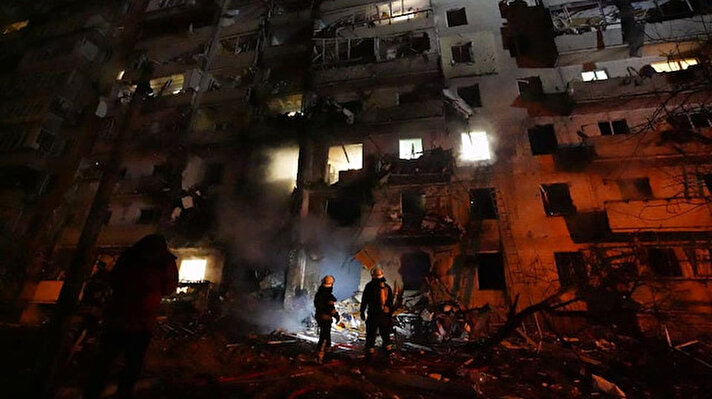 Ukrayna Acil Durum ekipleri, kentin çeşitli yerlerinde saldırılar sonucunda zarar gören ve yangın çıkan binalarda yaşayan sivil halkı tahliye etti. 