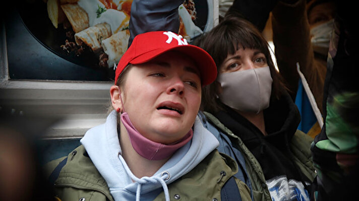 Rusya'nın askeri müdahalesini protesto etmek isteyen Ukraynalılar ve sivil toplum kuruluşu üyeleri, saat 10.00'da İstiklal Caddesi'ndeki Rusya İstanbul Başkonsolosluğu karşısında bulunan Gönül Sokak'ta bir araya geldi.