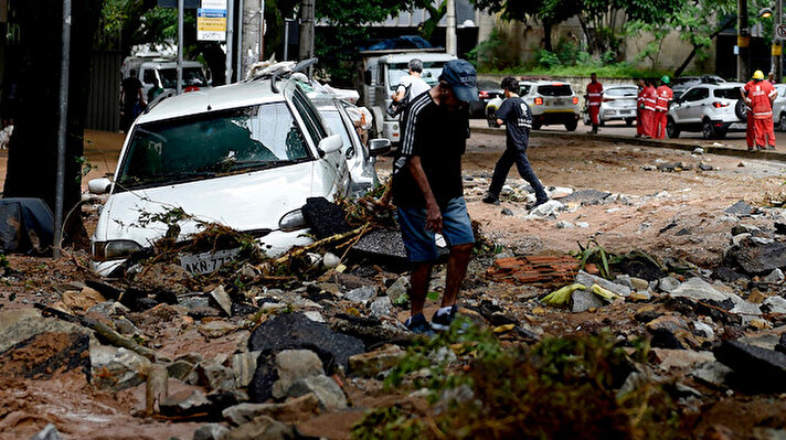 Brezilya basınında çıkan habere göre, Rio de Janeiro'nun dağlık bölgesi Petropolis kentinde meydana gelen sel ve toprak kaymalarında 217 kişinin yaşamını yitirdiği, 33 kişinin kayıp olarak bildirildiği ve 900 kişinin barınaklarda kaldığı açıklandı.