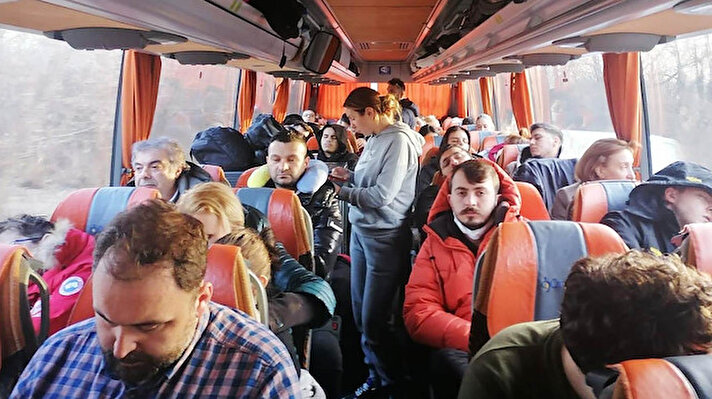 Rusya’nın harekat düzenlediği Ukrayna’da yaşayan Türklerin tahliyesi, dün akşam saatlerinde kara yoluyla başlatıldı. Dışişleri Bakanlığı ile Türkiye’nin Kiev Büyükelçiliği’nin irtibat kurduğu Türklerden 120 kişi, kiralanan 3 otobüsle Kiev’den Türkiye’ye gelmek üzere yola çıktı.