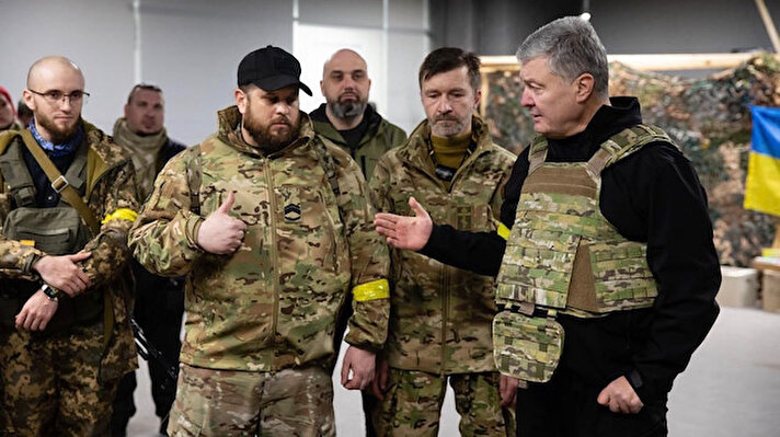 Vladimir Zelenski'den önce Ukrayna'nın Cumhurbaşkanı olan ve şu an ana muhalefet partisinin liderliğini yapan Petro Poroşenko, Kiev'i savunmak için sahaya indi.