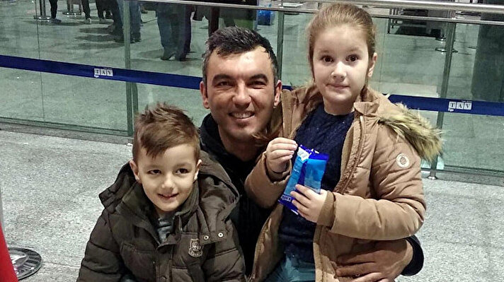 İzmir'in Karşıyaka ilçesinde yaşayan Tayfun Mustafaoğlu'nun Ukraynalı eşi Yulianna Mustafaoğlu, 3 yıl önce ailesini ziyaret için oğlu Timur Mustafaoğlu ile ülkesine gitti ancak bir daha dönmedi. Bir yıl sonra peşlerinden Ukrayna'ya giden Tayfun Mustafaoğlu, oğlunu gördü.