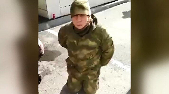 Ukrayna'nın Ankara Büyükelçiliği'nden paylaşılan görüntülerde, Ukrayna birliklerinin gözaltına aldığı Rus askerleri yer aldı. 
