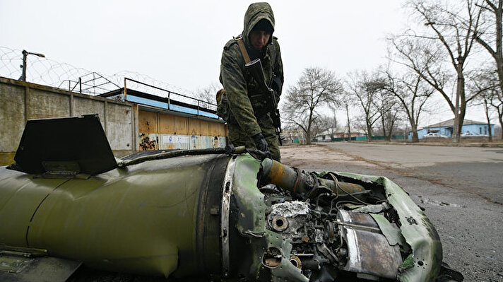 Donetsk bölgesinde ayrılıkçıların kontrolü altında bulunan Kirovsky'de bazı yerleşim yerlerine roket isabet ettiği bildirildi.<br>