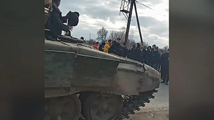 Ukrayna Silahlı Kuvvetleri'nden yapılan açıklamada, “Koryukivka şehrinin eteklerinde, Chernihiv bölgesinde insanlar düşmanın tanklarının ilerlemesini engelliyor" denildi.<br>