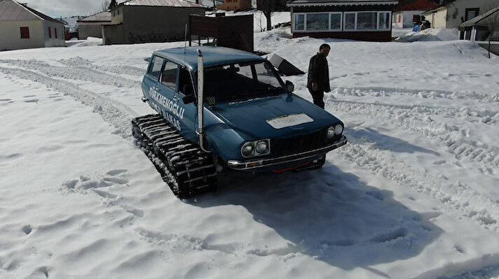 Trabzon'un Akçaabat ilçesinde oto sanayi sitesinde makas usta olarak çalışan Gökhan Türkmen, karlı kaplı yaylalarda gezmek için 1977 model Renault Toros marka bir araç aldı.