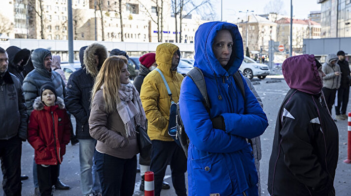 Rus güçlerinin kuşatması altındaki başkent Kiev’de cuma gününden beri devam eden sokağa çıkma yasağı bugün sona erdi. 