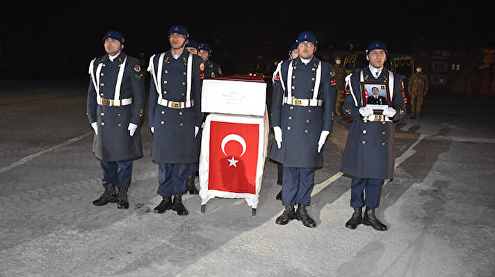Fatih Kışlası'nda yeni tip koronavirüs (Kovid-19) tedbirleri uygulanarak düzenlenen törende şehit Sunal'ın Türk bayrağına sarılı naaşı alana getirilerek saygı duruşunda bulunuldu.<br><br>