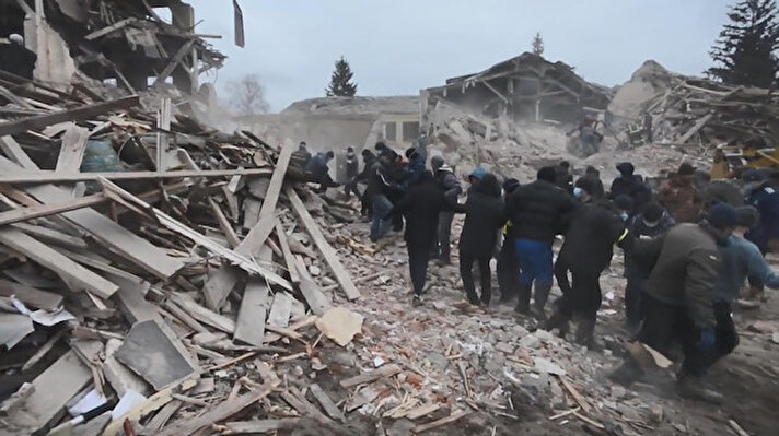 Ukrayna Silahlı Kuvvetleri, Sumy kentinin güneyinde bulunan Okhtirka kasabasında Rusya’nın hava saldırıları sonucu meydana gelen yıkımı görüntüledi. Ordudan yapılan açıklamada, “Sumy bölgesinde Okhtirka’da Rusya'nın benzeri görülmemiş terör eylemlerini görüyoruz"