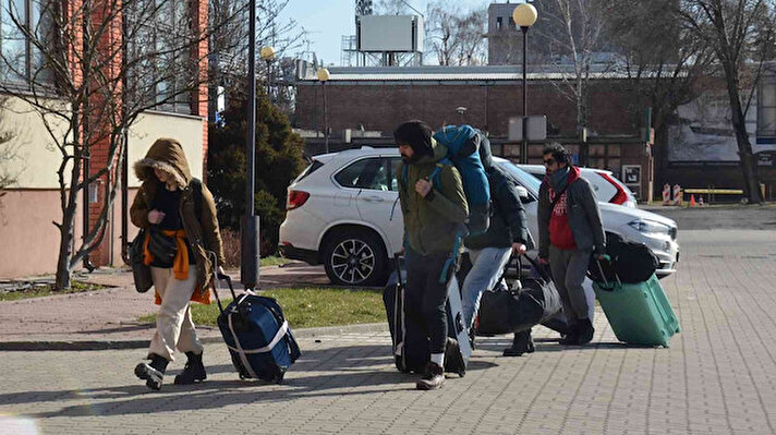 Rus işgal harekatı sonrasında Ukrayna’da mahsur kalan ve ülkeyi terk etmeye çalışan Türk vatandaşlarının Ukrayna’ya komşu ülkelerden Polonya’ya tahliyesi devam ediyor. 