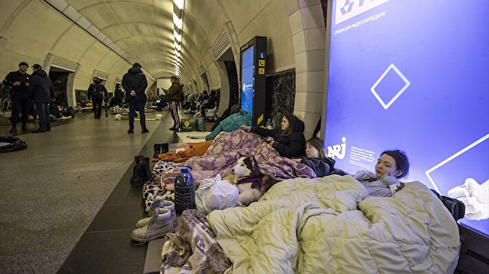 Kiev'de Dorogojiçi metro istasyonu çok sayıda sivilin sığınağı oldu.<br><br>Evsizler de dahil birçok Ukraynalı, kısıtlı imkanlar ile Rus saldırılarının biteceği günü beklemeye başladı.