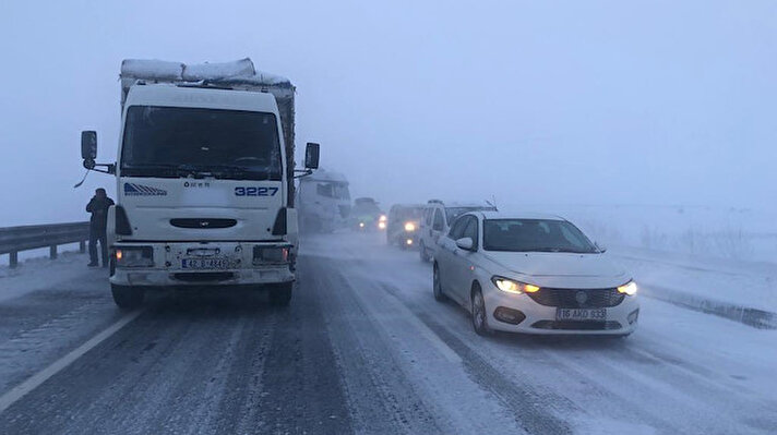 Denizli'de, kent genelinde akşam saatlerinde başlayan yoğun kar yağışı ulaşımı olumsuz etkiledi. 