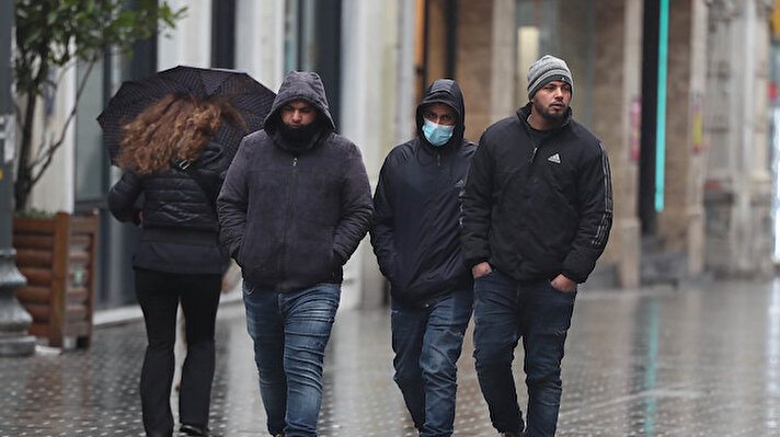 Bilim Kurulu Toplantısı'nın ardından koronavirüsle mücadelede yeni dönem başladı. Alınan yeni kararlarla, açık havada maske takma zorunluluğu kaldırıldı. İstanbul'un en kalabalık noktalarından İstiklal Caddesi'nde bazıları maskelerinin çıkarırken, bazıları ise maske takmaya devam etti.