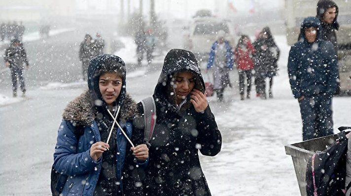 Türkiye'de yağışlı havanın bazı bölgelerde şiddetini artırmasıyla ulaşımda yaşanan güçlükler dikkate alınarak kimi il ve ilçelerde okullar tatil edildi.