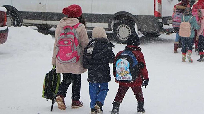 Kar yağışı ülkenin bazı bölgelerinde hayatı olumsuz etkiledi. Eğitime ara verme kararı veren kaymakamlık ve valilikler art arda açıklamalarda bulundu.