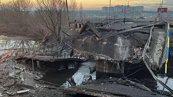 Ukrayna'nın başkenti Kiev'in 20 km kuzeyindeki İrpin'de Rus savaş uçakları binaların arasında alçak uçuş yapıp her bir noktaya bomba bırakıyor. Kiev ile İrpin'i birbirinden ayıran İrpin Köprüsü, olası Rus ilerleyişini engellemek için Ukrayna ordusunca havaya uçuruldu.<br>Bölgede yaşayan yüz binlerce kişi arabalarıyla köprüye ulaştıktan sonra yaya olarak güvenli bölgeye geçmeye çalışıyor. İrpin Nehri üzerine atılan tahtalar sivilleri hayata bağlayan tek geçiş noktası.<br><br>