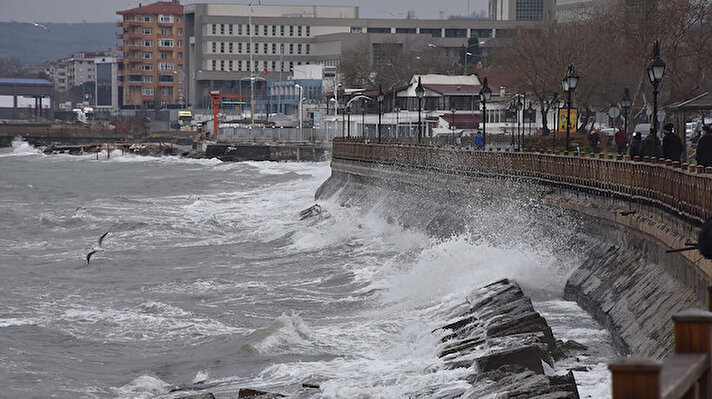 Meteoroloji Genel Müdürlüğü'nün uyarısının ardından Marmara Denizi'nde şiddetli poyraz etkili oldu, birçok yük gemisi Tekirdağ açıklarında demir attı.
