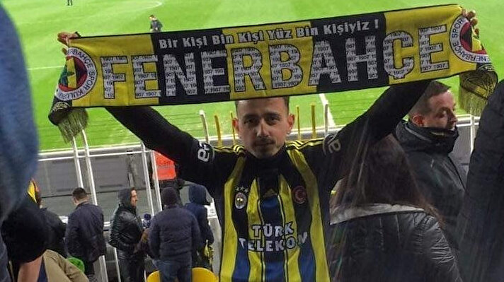 Olay, dün akşam Alikahya Fatih Mahallesi'nde meydana geldi. Ahmet Özdemir, evinde ailesi ile birlikte Fenerbahçe-Trabzonspor maçını seyretmeye başladı. İlerleyen dakikalarda Fenerbahçe taraftarı Özdemir, hakemin İrfan Can Kahveci'ye kırmızı kart göstermesine ve ardından takımının yediği gole sinirlendi.