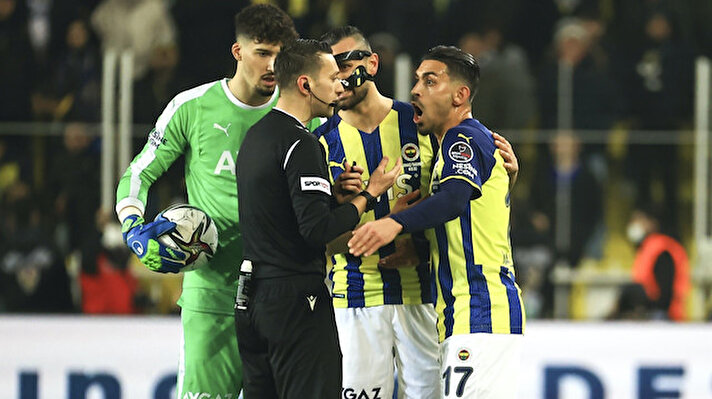 İzmit Alikahya Fatih Mahallesi'ndeki evinde Fenerbahçe- Trabzonspor maçını izleyen sarı lacivertli takımın taraftarı Ahmet Özdemir, hakemin İrfan Can Kahveci'ye kırmızı kart göstermesine sinirlendi.