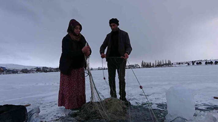 Türkiye’nin en önemli göllerinden birisi olan Çıldır Gölü, yüzeyi buz tutunca geçimini balıkçılık yaparak sağlayan vatandaşların zorlu mesaisi de başlıyor.