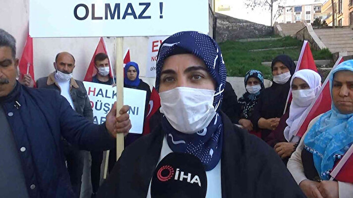 HDP Diyarbakır İl Başkanlığı önünde evlat nöbeti tutan ailelerin direnişi 918. gününde. HDP il binası içerisinde 8 Mart Dünya Kadınlar Gününe ilişkin HDP’lilerin çalışma yaptığını öğrenen aileler, arka kapıdan giriş-çıkış yapıldığını öğrenince ellerinde bayraklarla arka kapının önünde açıklama yaptı.