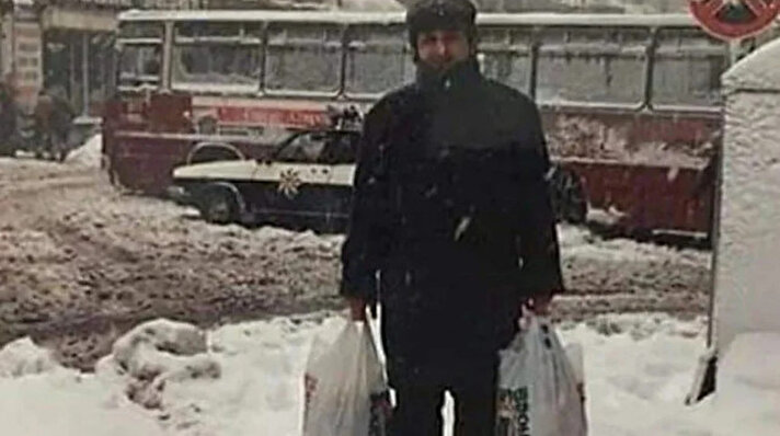İstanbul'a soğuk hava dalgası ve kar yağışı geri dönüyor. Sibirya’dan gelecek kar fırtınasının Karadeniz üzerinden giriş yaparak Marmara’nın doğusu ve Batı Karadeniz’de etkili kar yağışına yol açacağı, kar kalınlığının kent merkezinde bile 30 santimi geçeceği uyarı yapıldı. 