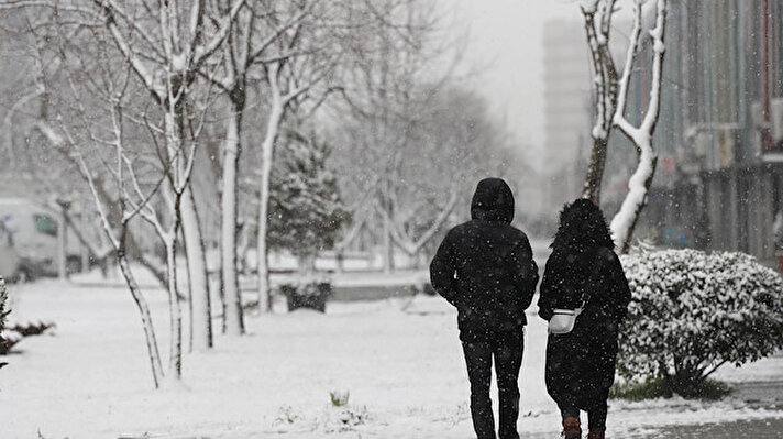 İstanbul’da Meteoroloji Genel Müdürlüğü’nün açıklamalarının ardından dün akşam saatlerinde başlayan kar yağışı, sabah saatlerinde etkisini artırdı. 