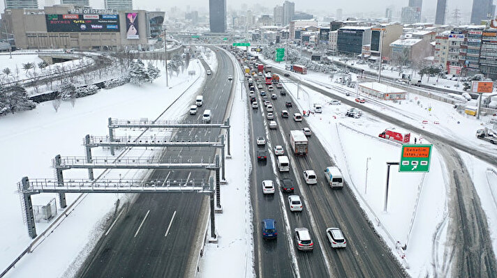 İstanbul’da kuvvetli kar yağışı hayatı olumsuz etkileyemeye devam ediyor.
