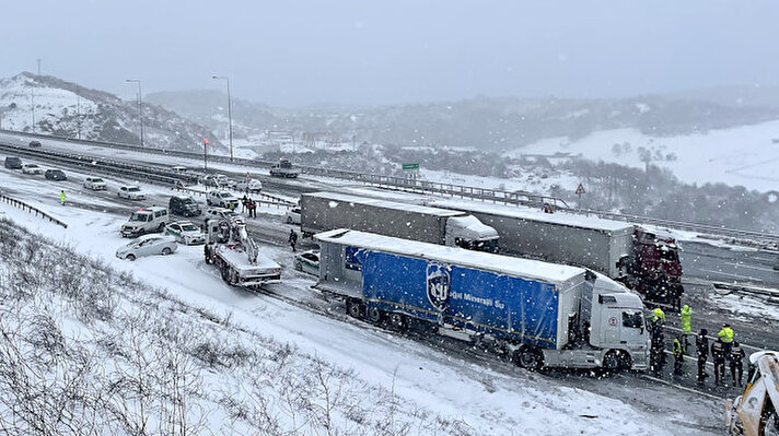 Kuzey Marmara Otoyolu Ankara istikameti Kilyos - Yavuz Sultan Selim Köprüsü arasında saat 11.00 sıralarında 4 TIR ile kar küreme aracının karıştığı trafik kazası meydana geldi.