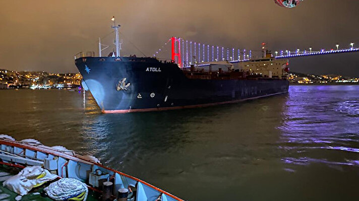 Karadeniz'den İstanbul Boğazı'na giren Liberia Bayraklı Atoll isimli yakıt tankeri, 15 Temmuz Şehitler Köprüsü'nün altında dümeni kitlendi. Bir süre sürüklenen gemi, köprü altında demir attı. 